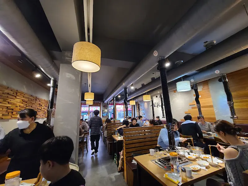 손님들로 북적이는 송화양꼬치 내부