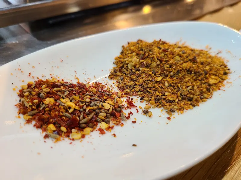 테이블 위에 놓인 쯔란과 고춧가루