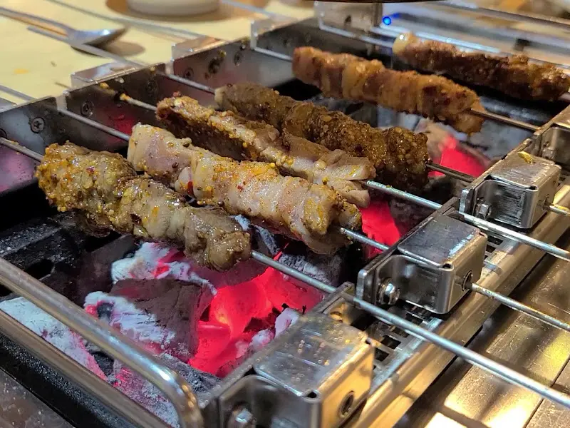 숯불 위에서 익어가는 양꼬치