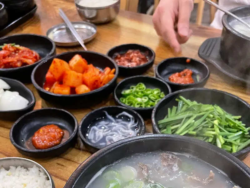 정갈하게 차려진 순대국밥 한 상