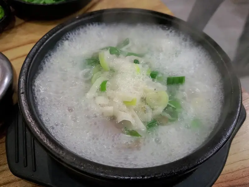 뽀얀 국물에 담긴 순대국밥