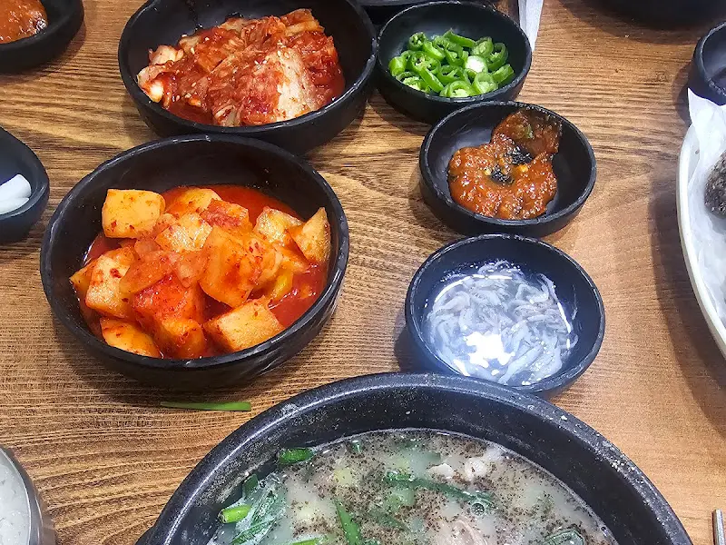 순대국밥과 함께 제공되는 다양한 밑반찬