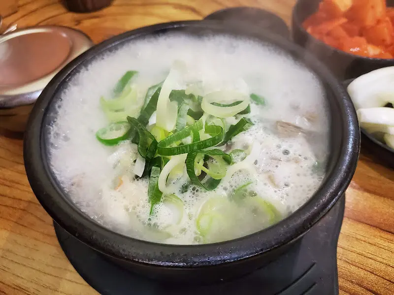 뚝배기 안에서 보글보글 끓고 있는 순대국밥