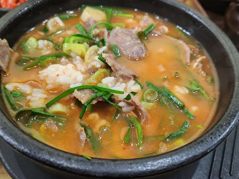 밥이 말아져 있는 순대국밥의 모습