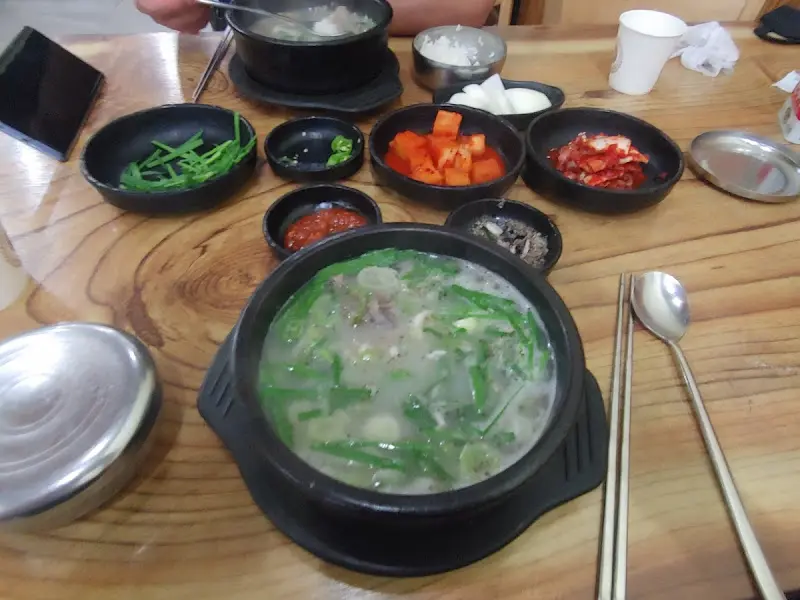 테이블 가득 차려진 순대국밥 한 상