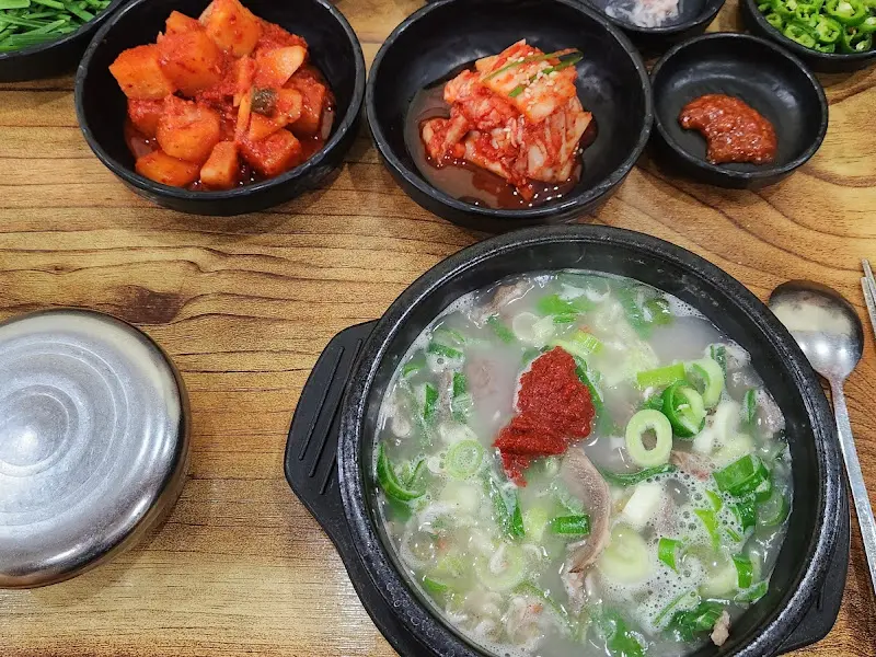 순대국밥에 다진 양념을 넣어 먹는 모습