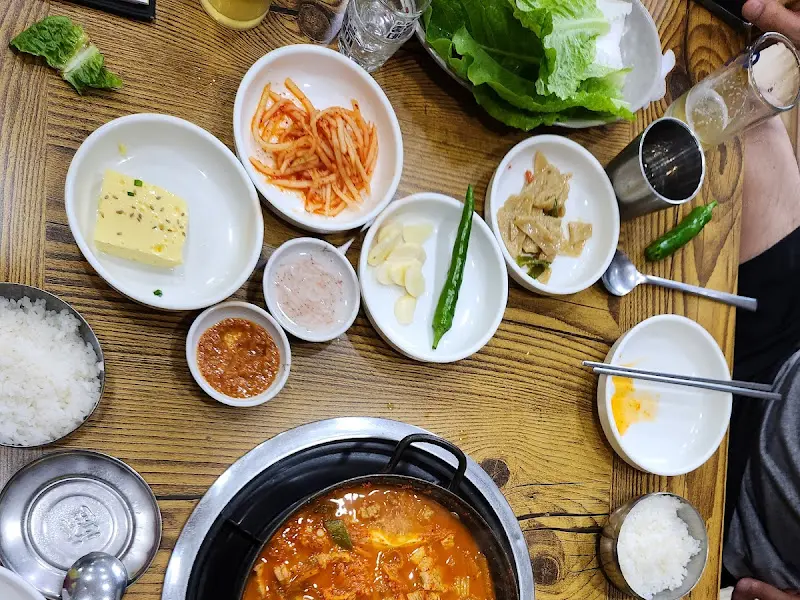 한일식당 김치찌개 한 상 차림