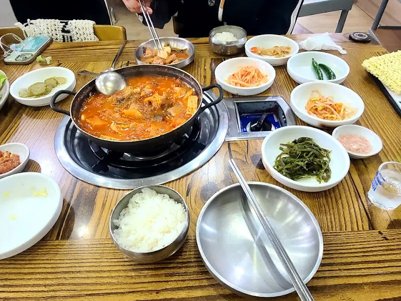 테이블 가득 차려진 김치찌개 한 상