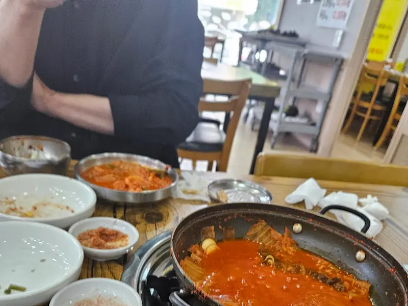 다 먹은 김치찌개 뚝배기