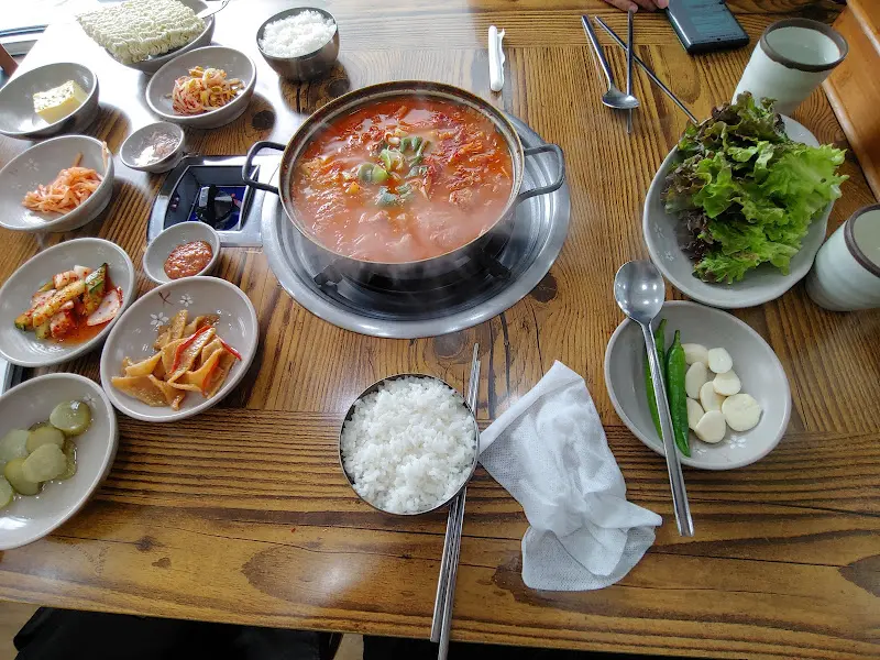 푸짐한 김치찌개 한상차림
