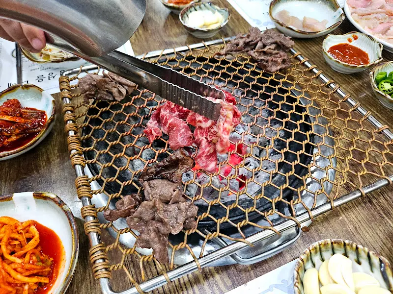 구리 석쇠 위에서 익어가는 불고기