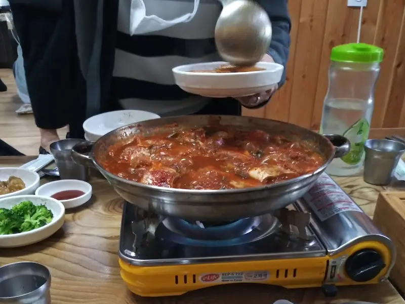 갈치조림을 개인 접시에 담아 먹는 모습