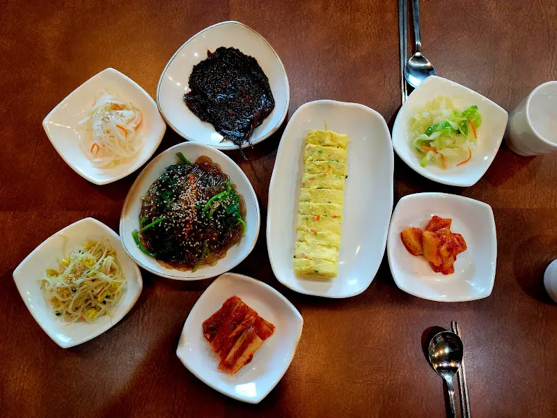 다채로운 반찬들이 놓인 테이블