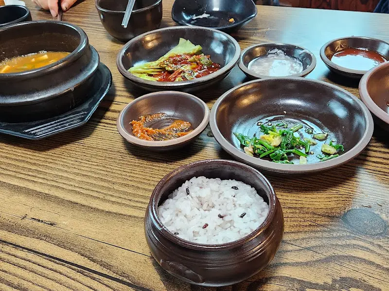 옹기 그릇에 담긴 밥과 된장찌개