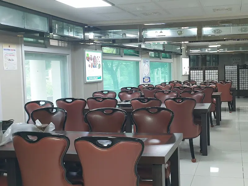 넓고 쾌적한 식당 내부