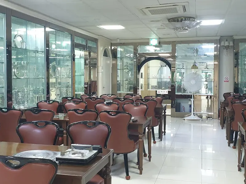 테이블 간 간격이 넓어 편안하게 식사할 수 있다.