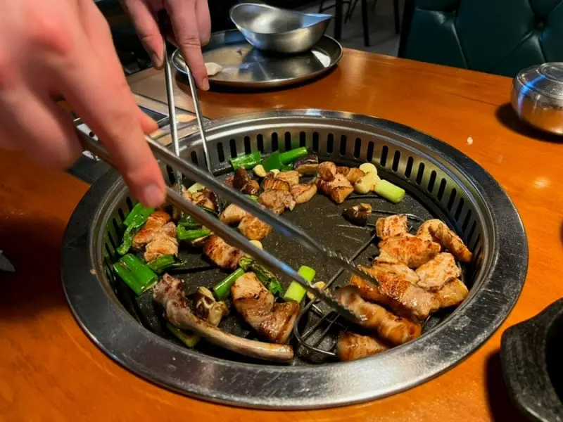 고기 굽는 모습