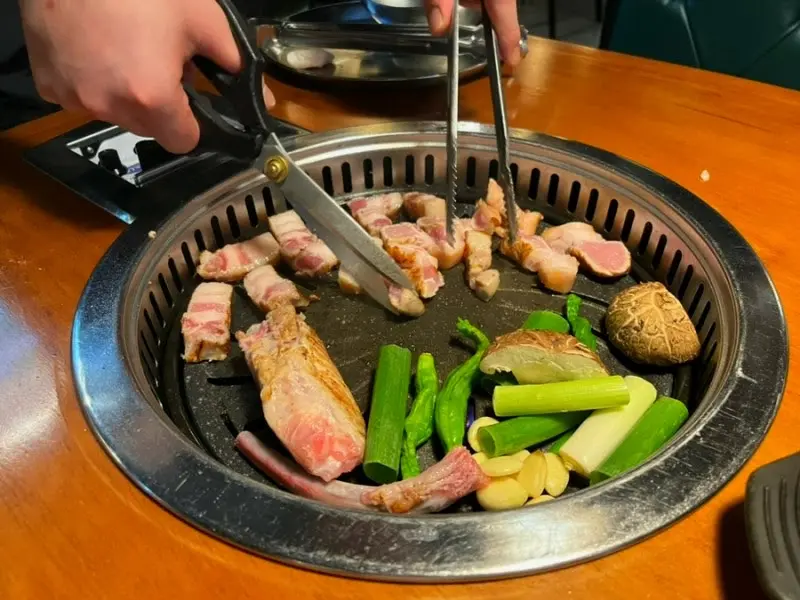 고기 자르는 모습