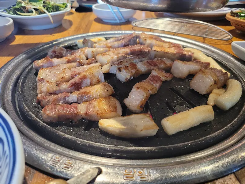 노릇노릇하게 구워진 삼겹살