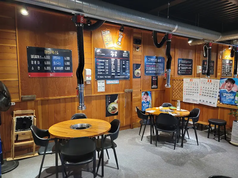 테이블 간 간격이 넓어 편안한 식사가 가능