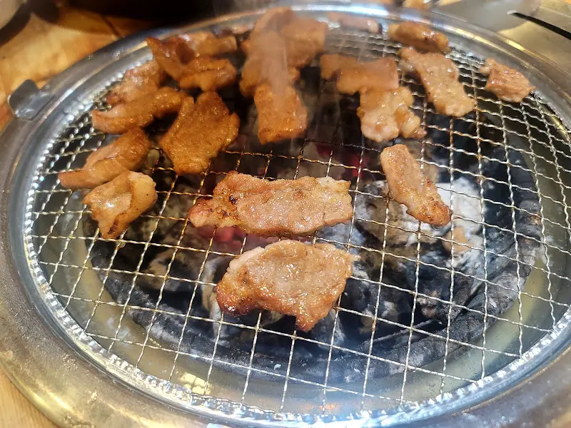 신라농원 돼지갈비 굽는 모습