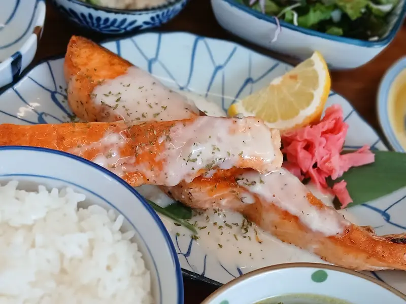 정갈하게 차려진 연어구이 정식 한 상