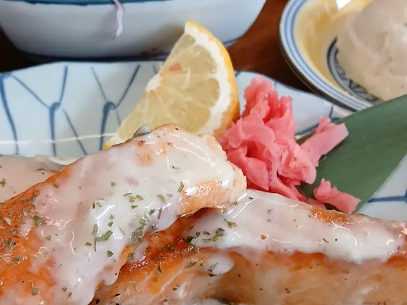 윤기가 자르르 흐르는 연어구이