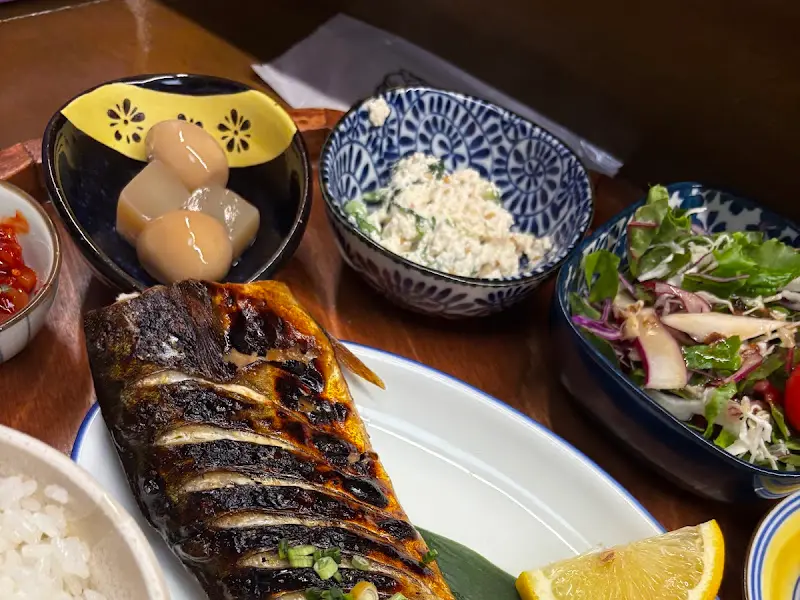 정갈한 반찬들이 돋보이는 고등어구이 한 상