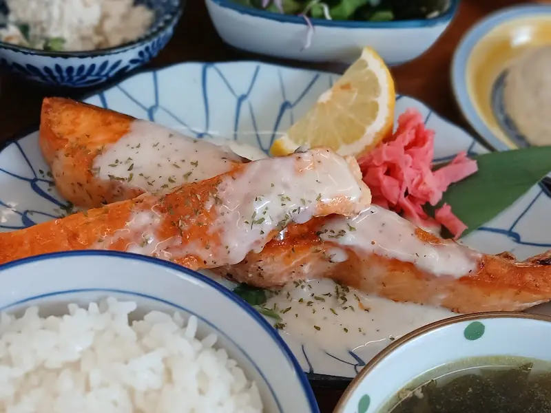 다채로운 반찬 구성이 돋보이는 연어구이 정식