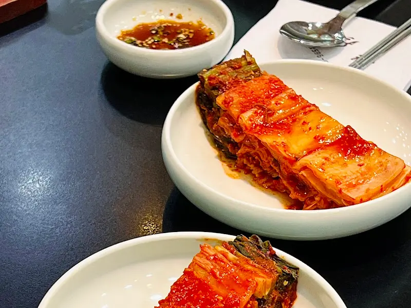 정갈하게 담겨 나온 김치와 갓김치