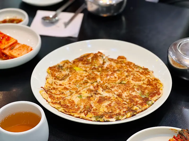 녹두전과 김치의 조화