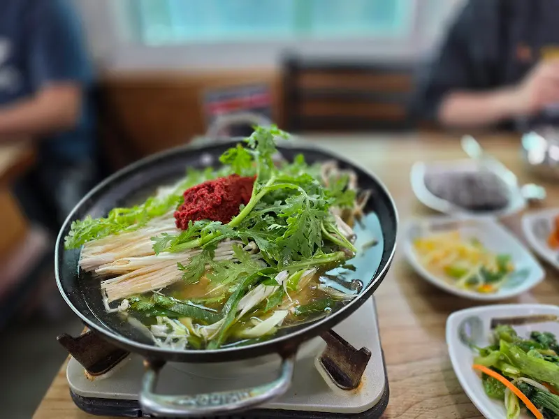 두부전골과 밑반찬 한상차림