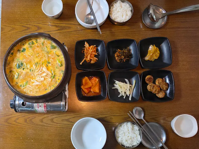 참게탕과 정갈한 밑반찬