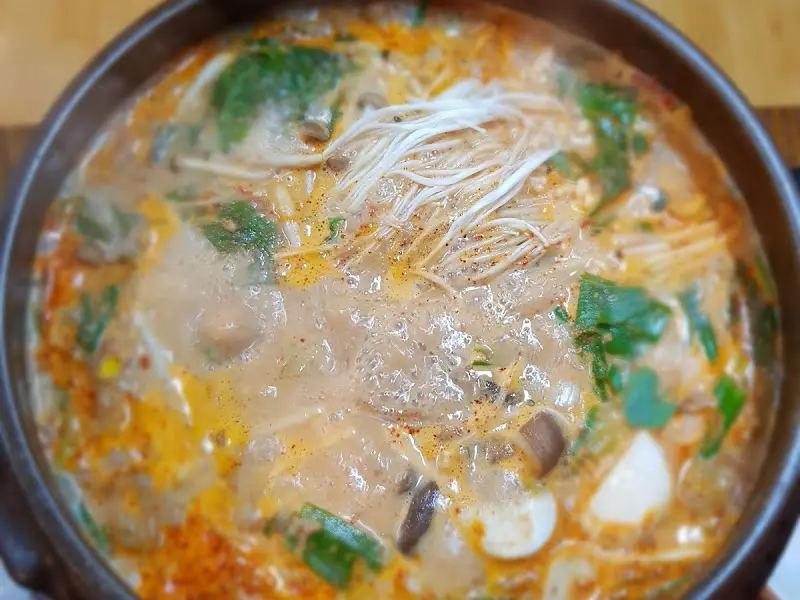 참게탕 국물의 클로즈업