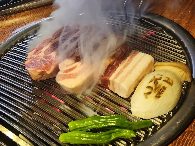 불판 위에서 익어가는 삼겹살