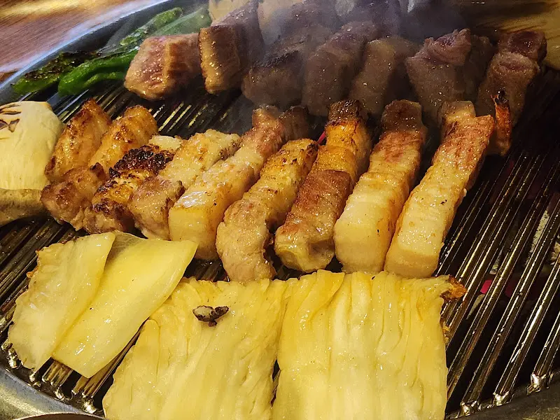 노릇노릇 구워진 삼겹살과 김치