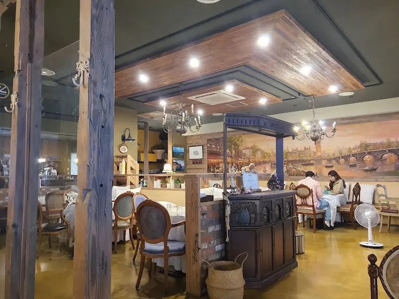 따뜻하고 아늑한 분위기의 레스토랑 내부