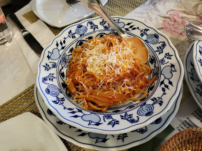 아름다운 접시에 담겨 나온 파스타