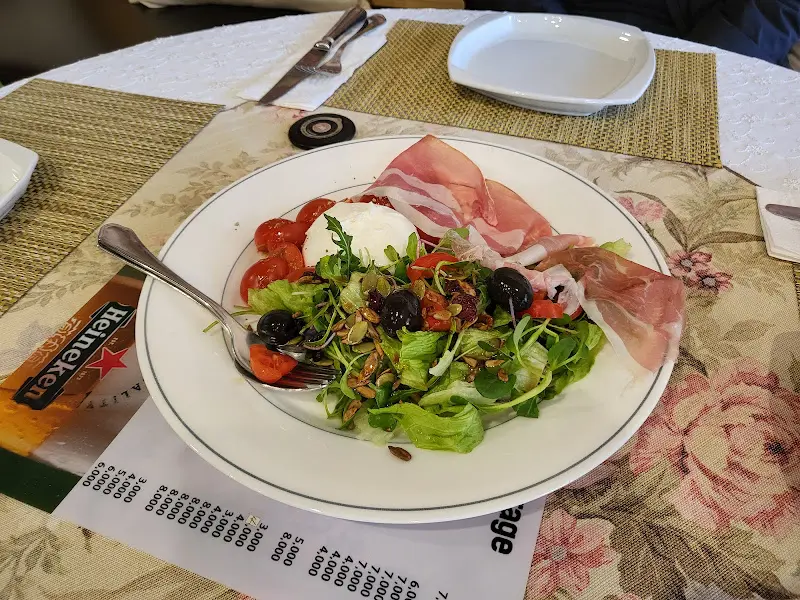 신선한 재료가 돋보이는 샐러드