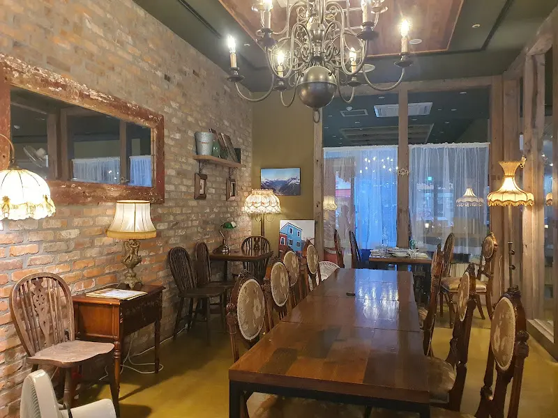 고풍스러운 분위기의 레스토랑 내부