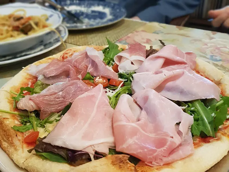 프로슈토가 듬뿍 올려진 피자