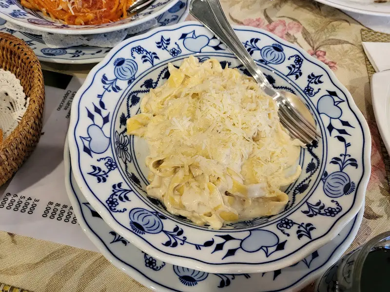 크림 소스가 듬뿍 올려진 파스타