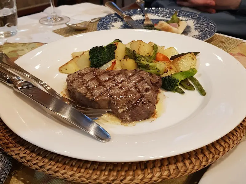 육즙 가득한 스테이크와 구운 야채