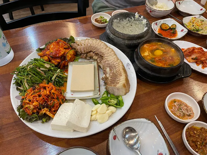 두부 제육 보쌈 한상 차림