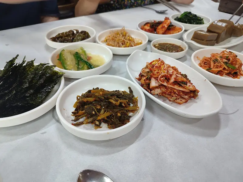 정갈하게 차려진 밑반찬