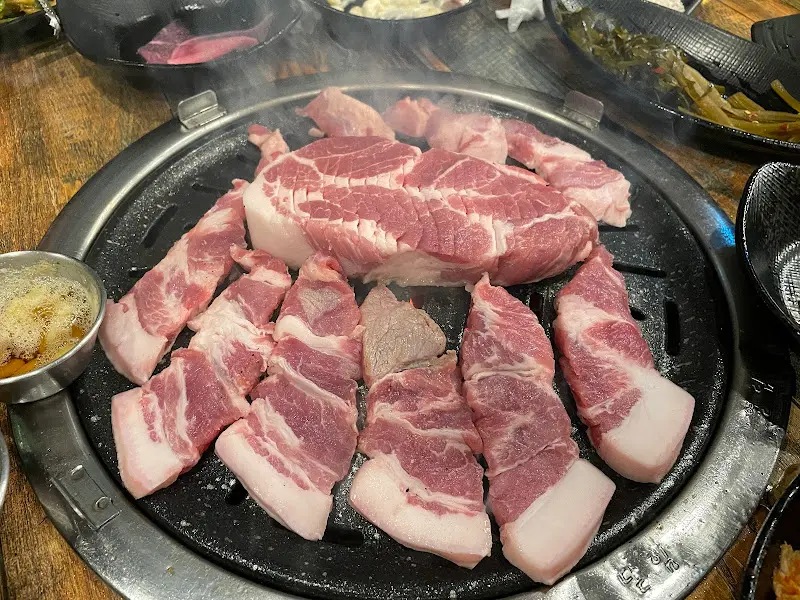 불판 가득 채운 돼지고기