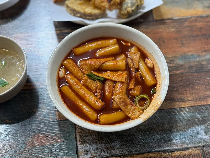 푸짐한 국물 떡볶이의 자태
