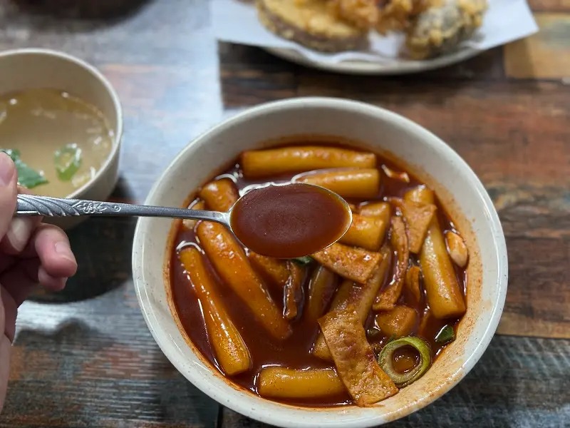 새빨간 떡볶이 국물을 듬뿍 머금은 떡볶이