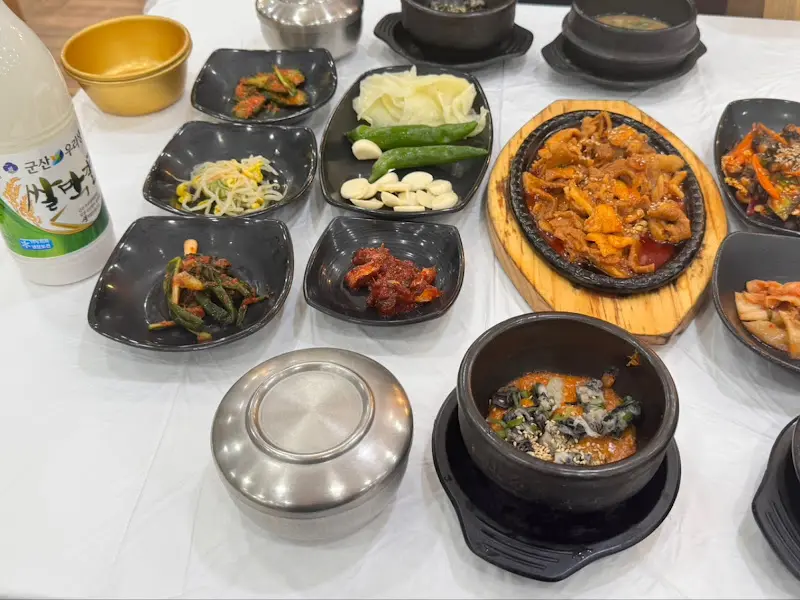 한 상 가득 차려진 우렁쌈밥 정식