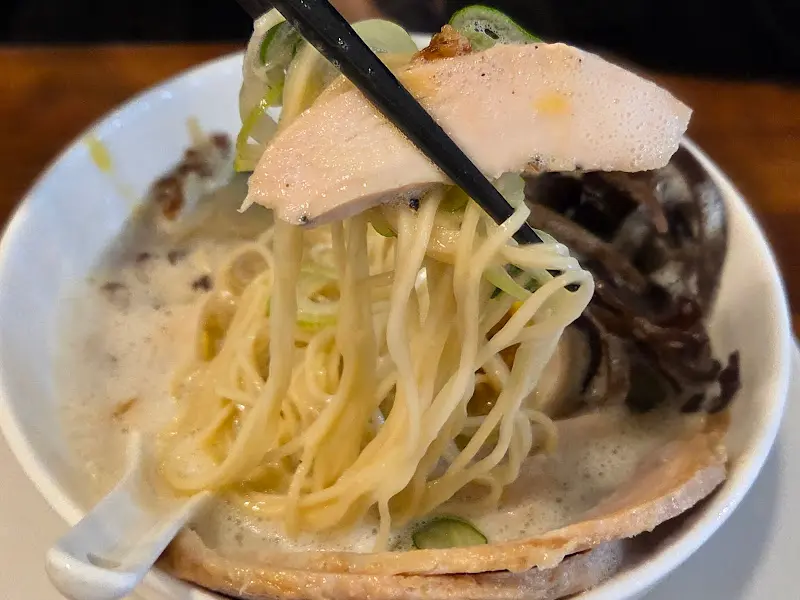 젓가락으로 면을 들어올리는 모습